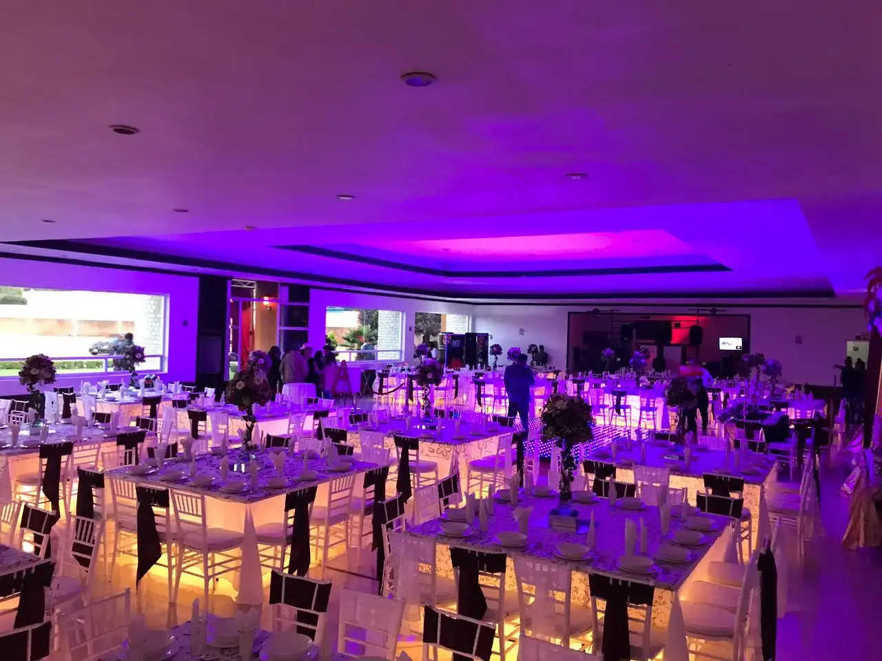 Salón de Finca Al Pacifico iluminado en tonos morados