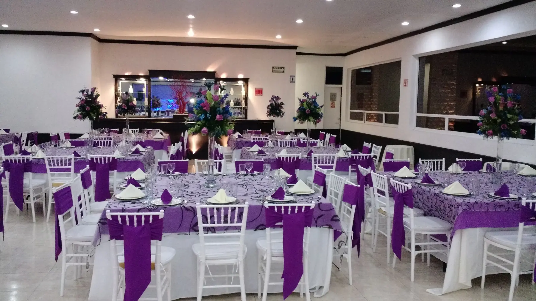Salón iluminado para graduación en Finca Al Pacifico