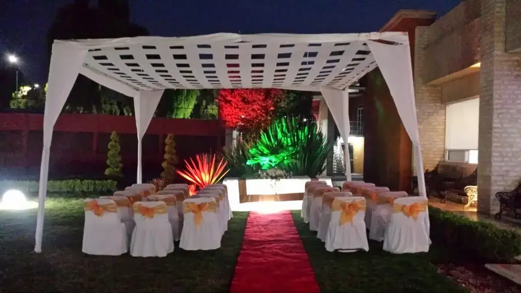 Finca Al Pacifico — pasillo de ceremonia nocturna