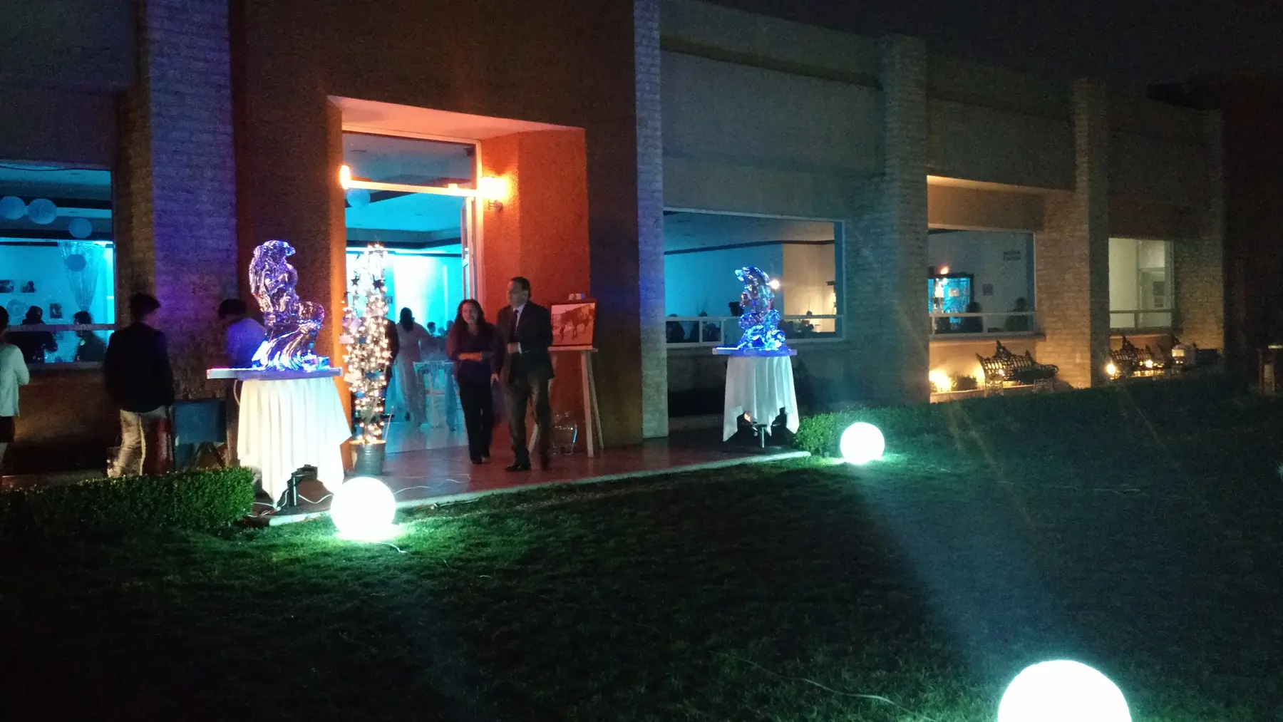 Finca Al Pacifico — salón iluminado en morado